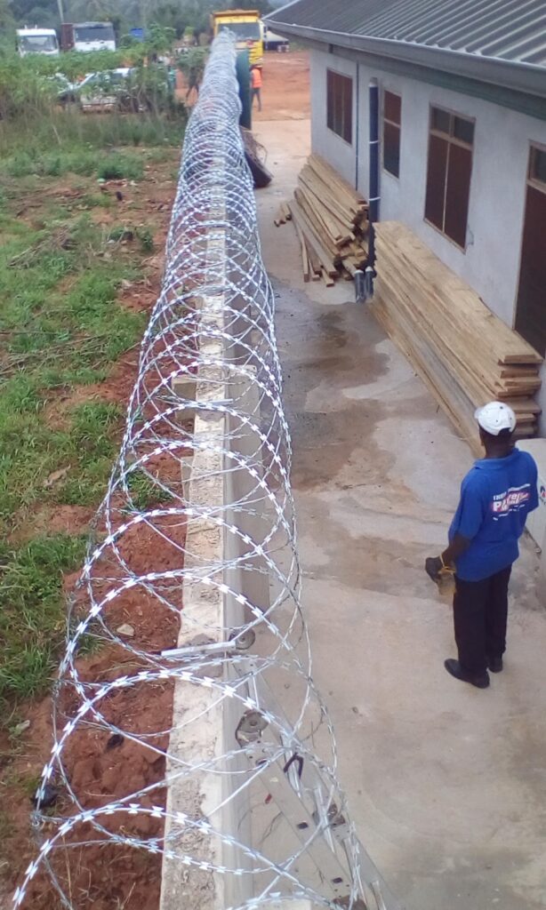 security engineering solutions 650 concertina razor coil coil on top of wall